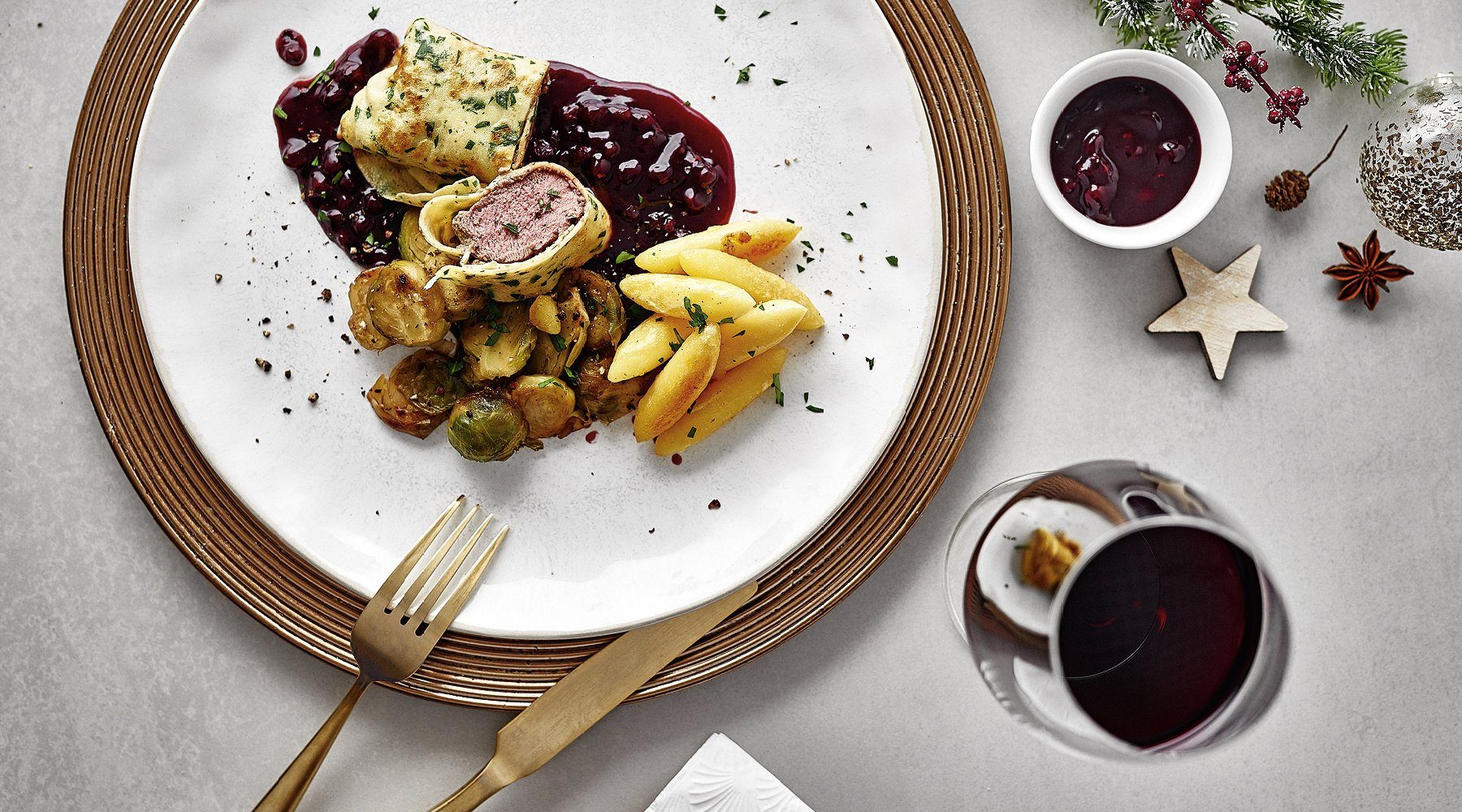 Rehrücken im Crepemantel mit gebratenem Rosenkohl Rehrücken im Crepemantel mit gebratenem Rosenkohl