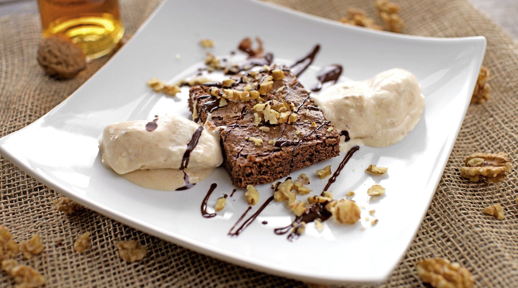 Brownies mit Walnuss-Parfait - Rezept Brownies mit Walnuss-Parfait - Rezept