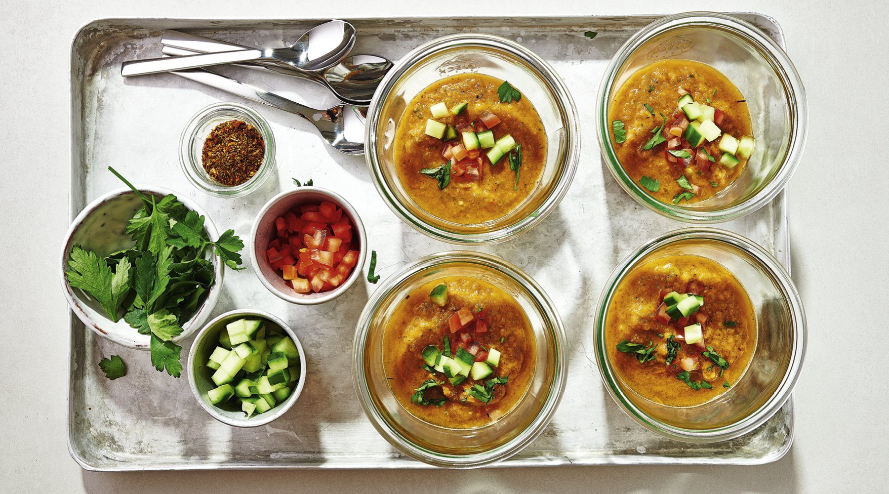 Gazpacho mit Tomaten & Kräutern Gazpacho mit Tomaten & Kräutern