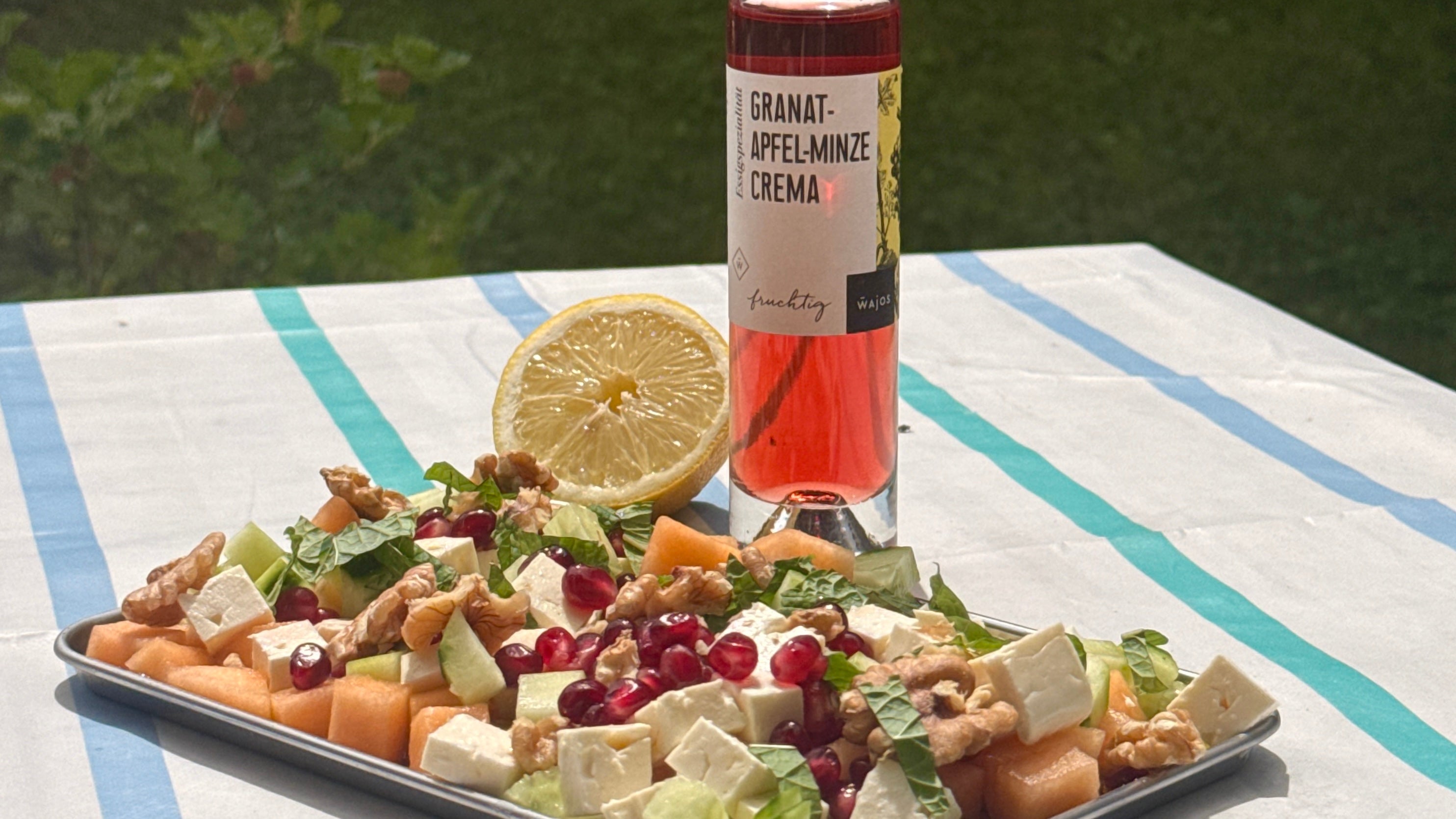 Melonensalat mit Feta: Sommersalat mit Granatapfel & Minze