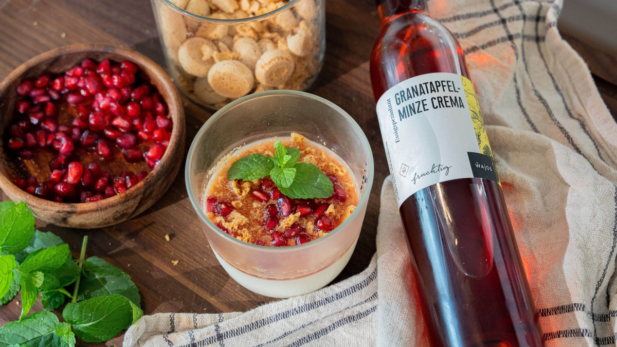 Panna Cotta Rezept mit Granatapfel, Minze & Amarettini