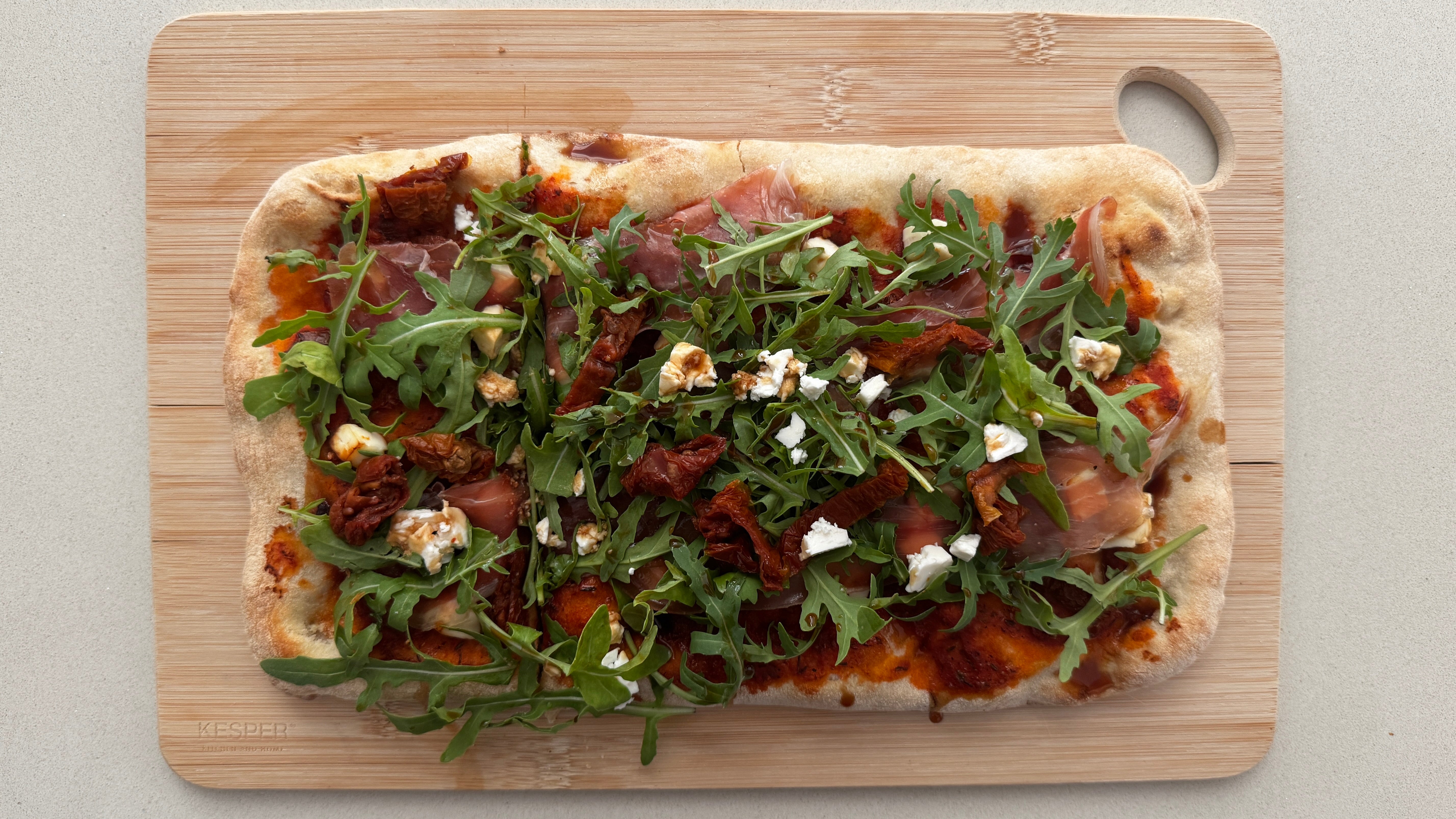 Pinsa Rezept mit Rucola, Tomate & Feta