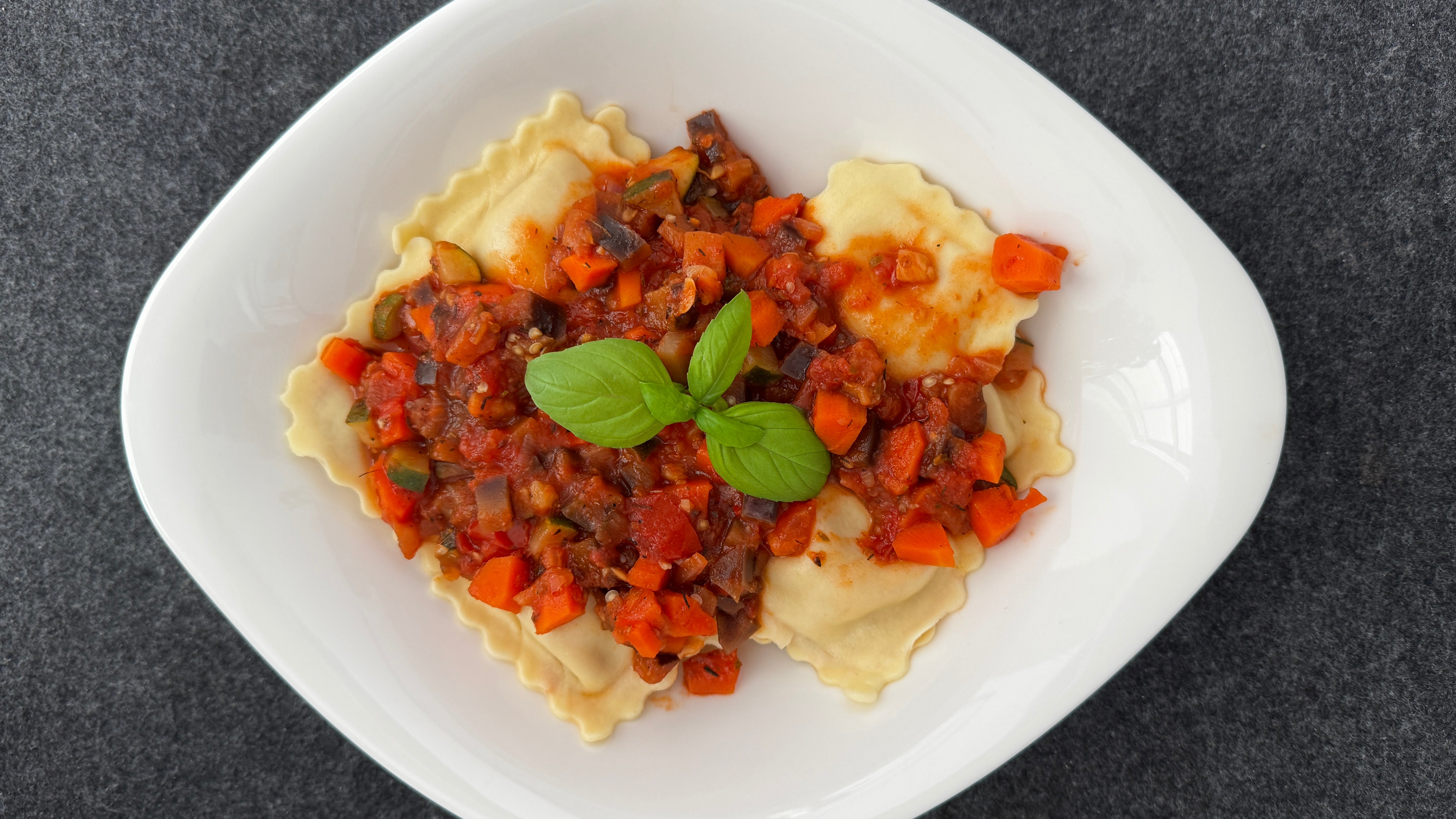 Ravioli mit Gemüse in Tomatensauce