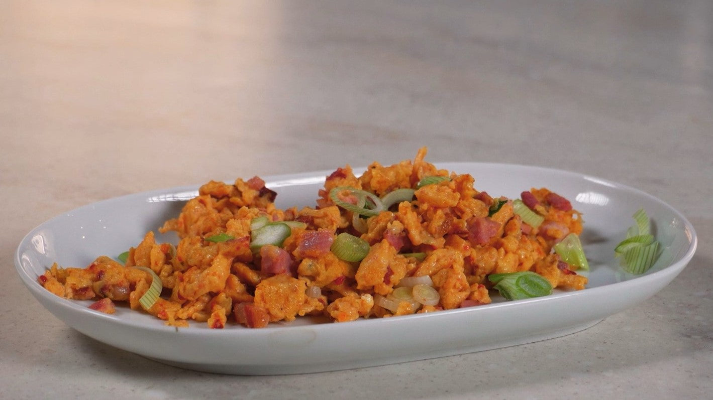 Rührei mit Speck, Frühlingszwiebel & Gewürzmischung Patatas Bravas Rührei mit Speck, Frühlingszwiebel & Gewürzmischung Patatas Bravas