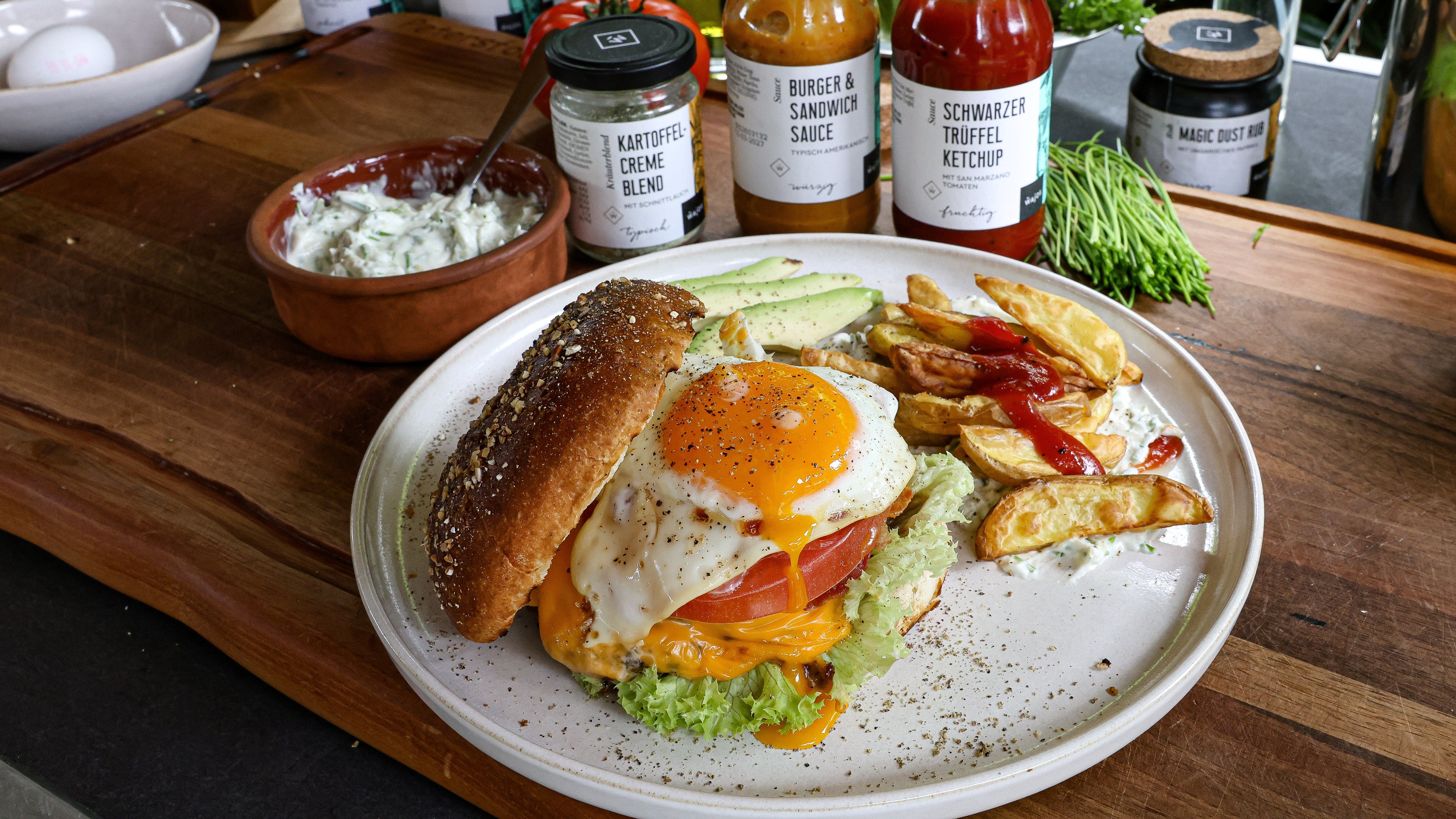 Smashed Burger vom Grill mit Kartoffelwedges
