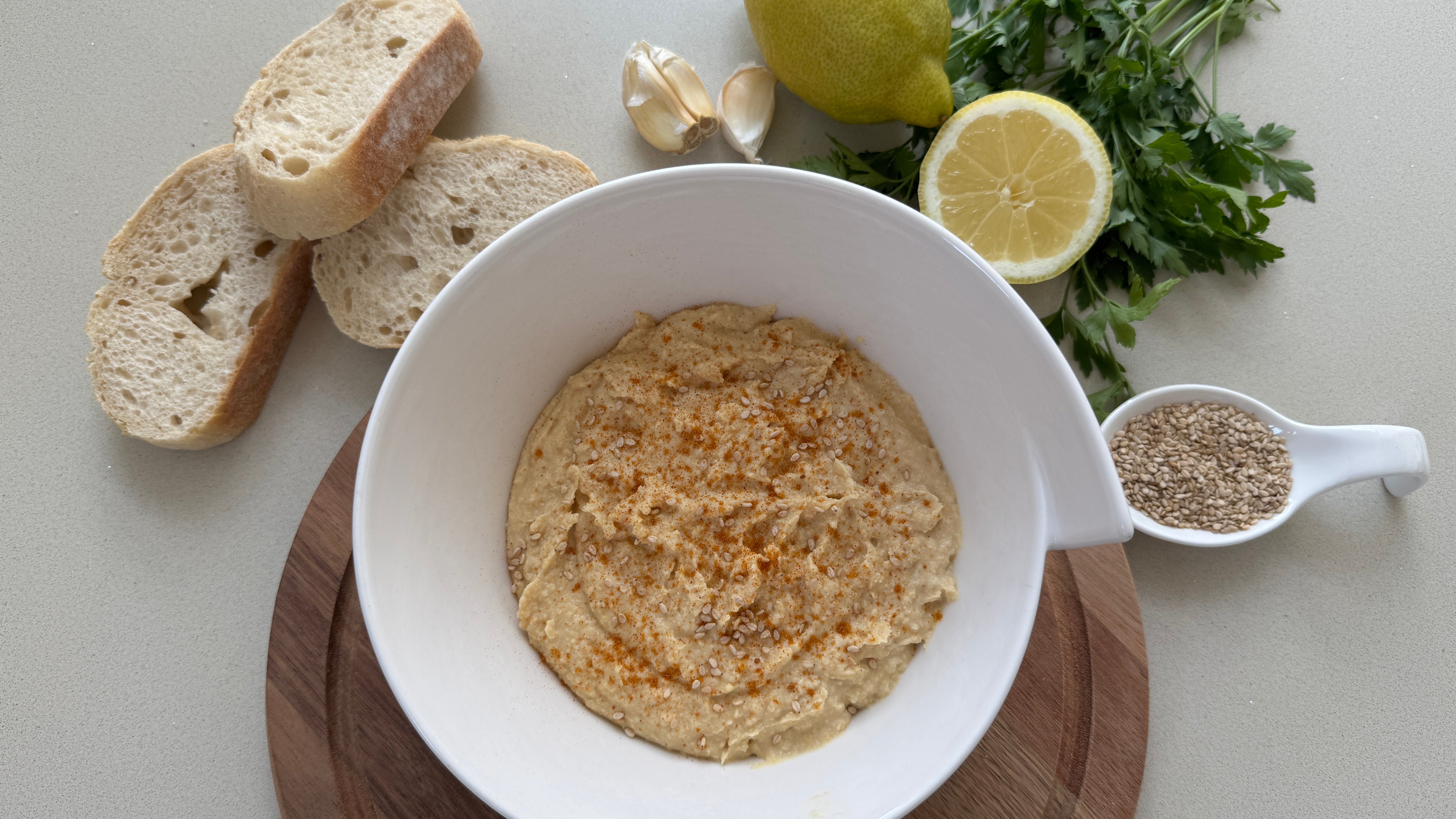Zitronen-Hummus: frischer Hummus Dip mit Zitrone auf Olivenöl