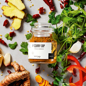 Curry Dip dargestellt mit Aromen