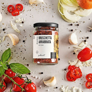 Bruschetta Arrabbiata dargestellt mit Aromen