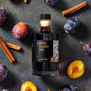 Gewürzpflaumen Likör dargestellt mit Aromen