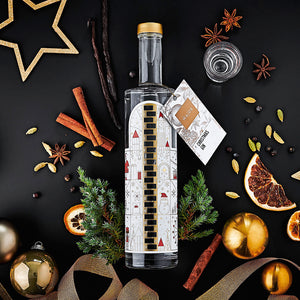 Wajos Adventskalender Flasche gefüllt mit Christmas Gin dargestellt mit weihnachtlicher Deko