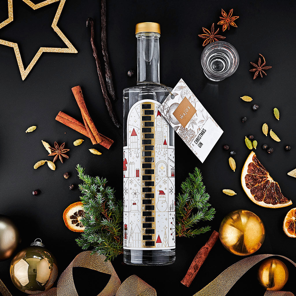 Wajos Adventskalender Flasche gefüllt mit Christmas Gin dargestellt mit weihnachtlicher Deko
