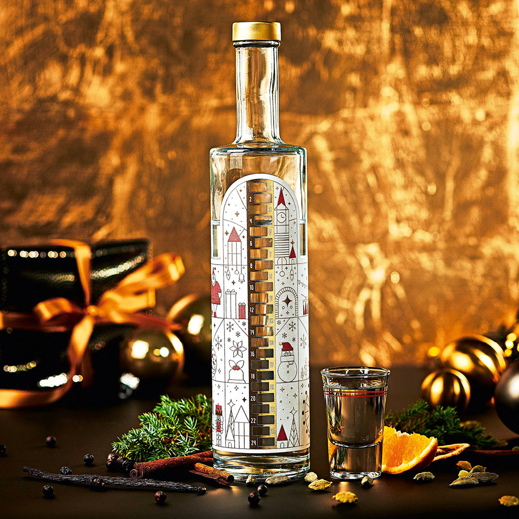 Wajos Adventskalender Flasche gefüllt mit Christmas Gin dargestellt mit Shot Glas