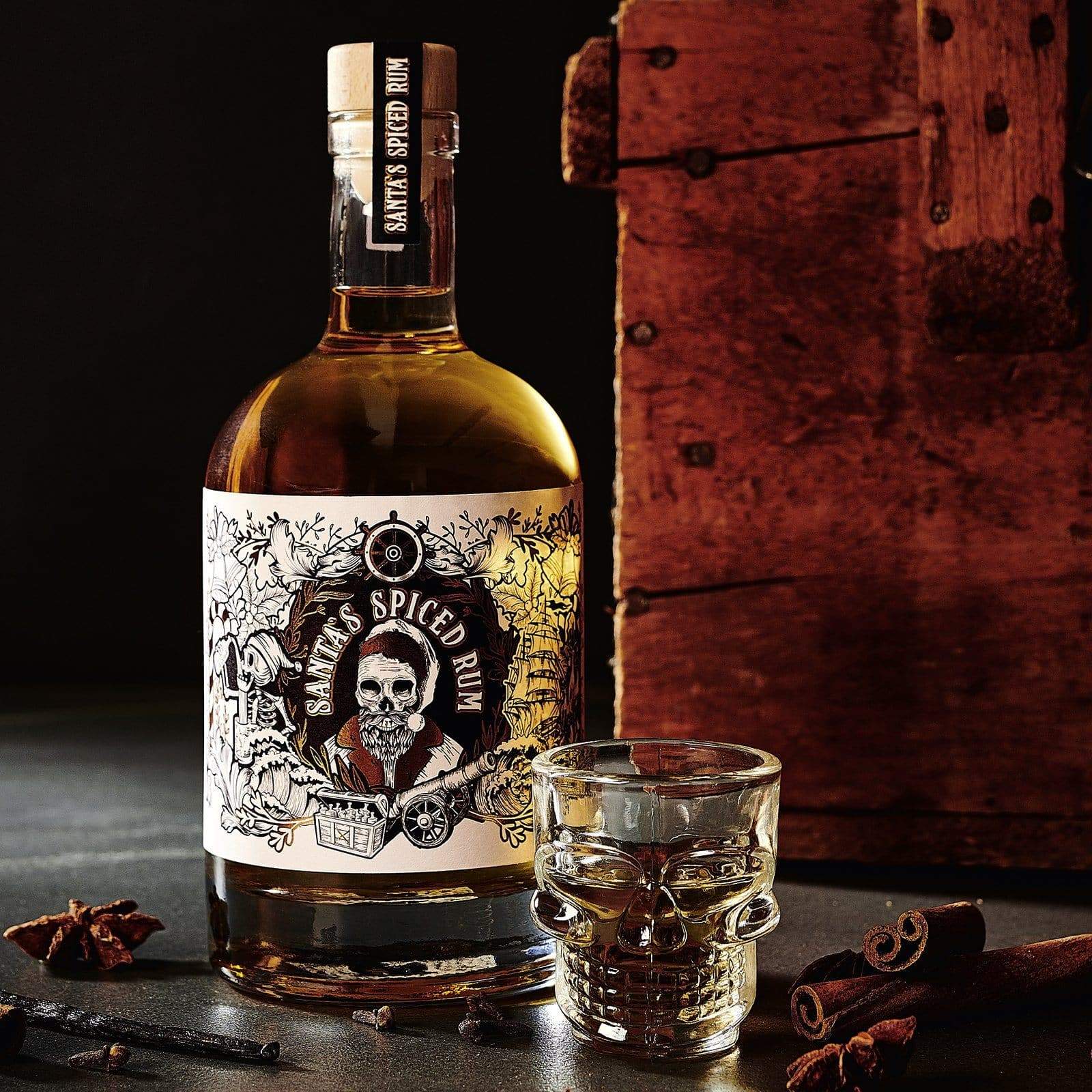 Santa's Spiced Rum dargestellt mit Shot Glas