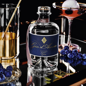 Gin d'Amour dargestellt mit Cocktail in einer Bar