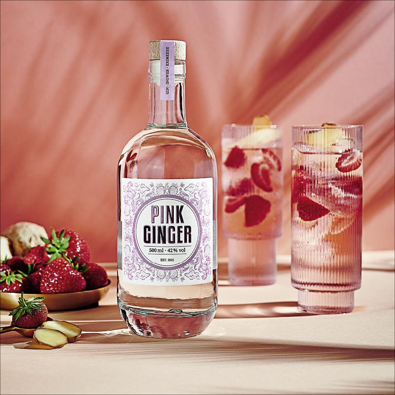 Pink Ginger dargestellt als Gin Tonic im Cocktailglas