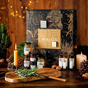 Wajos BBQ Adventskalender auf weihnachtlich gedecktem Tisch mit Produkten