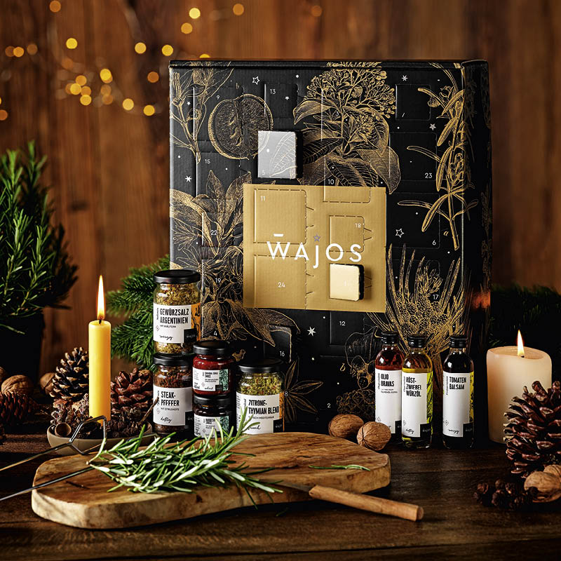 Wajos BBQ Adventskalender auf weihnachtlich gedecktem Tisch