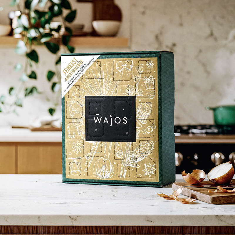 Wajos Gourmet- und Gewürz-Adventskalender 2026 dargestellt in einer Küchen-Szene 