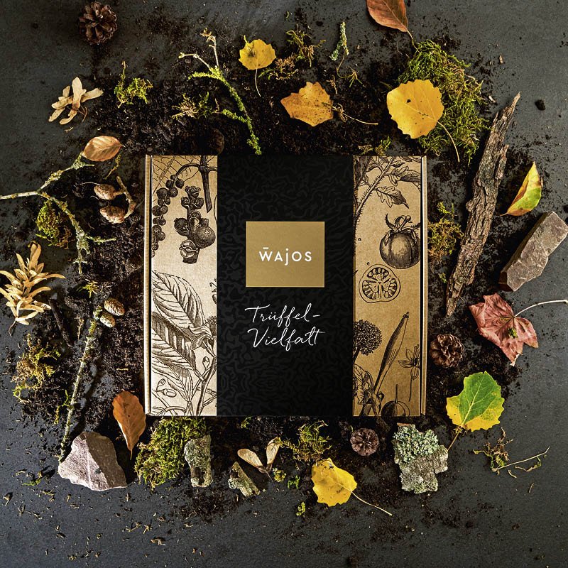 Wajos Trüffel Geschenkset dargestellt mit herbstlicher Dekoration