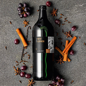 Roter Glühwein dargestellt mit Aromen
