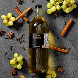 Weisser Glühwein dargestellt mit Aromen